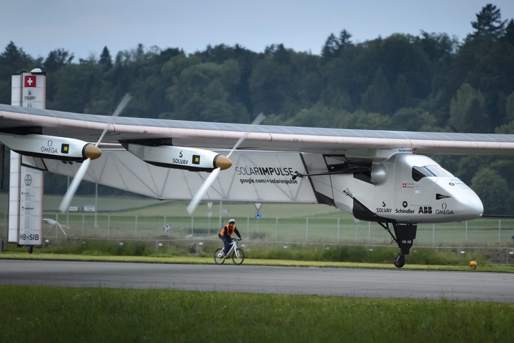 Szwajcarska konstrukcja waży blisko 2,5 tony przy 72 metrach rozpiętości skrzydeł. Dla porównania: Jumbo jet ma 68 metrów rozpiętości, a waży ponad 200 ton.   fot. . EPA/LAURENT GILLIERON Dostawca: PAP/EPA.