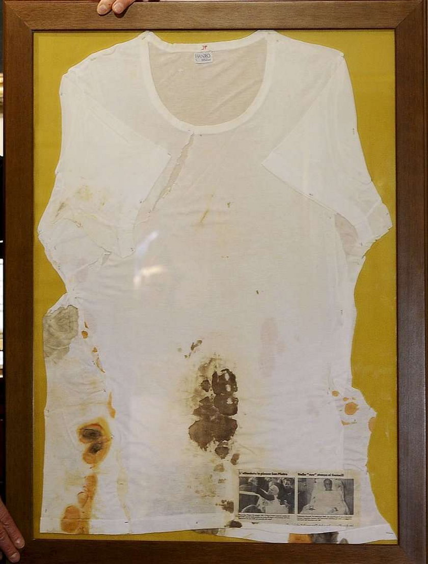 Zakrwawiona koszula papieża. Foto