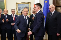 Burza w sieci. Tusk uderza w Hołownię. Ten bardzo szybko odpowiedział