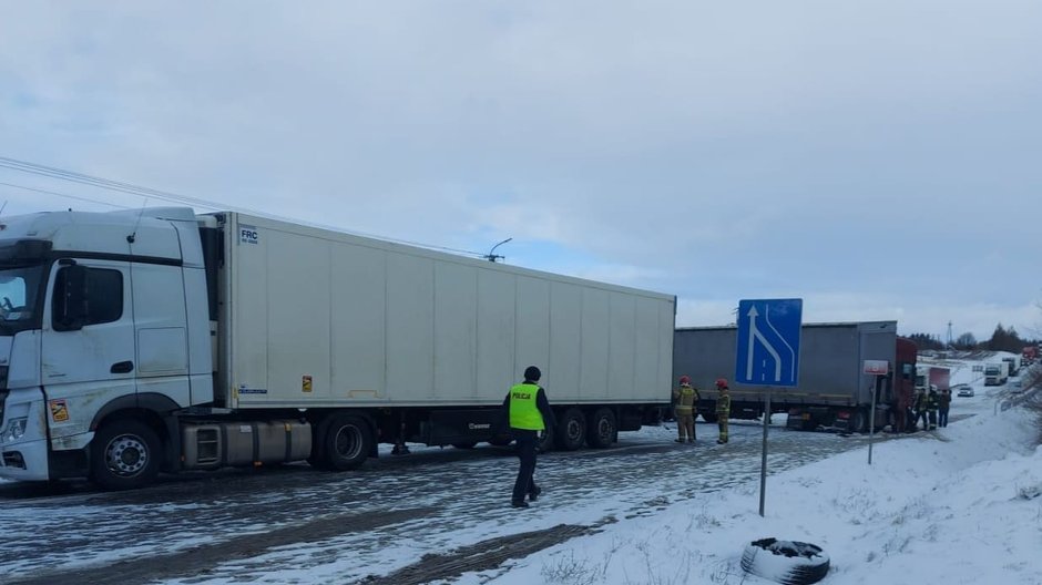 Kolizja dwóch ciężarówek na drodze krajowej nr 8