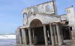 Tajemnicza willa wyrzucona przez morze na plaży w Salwadorze