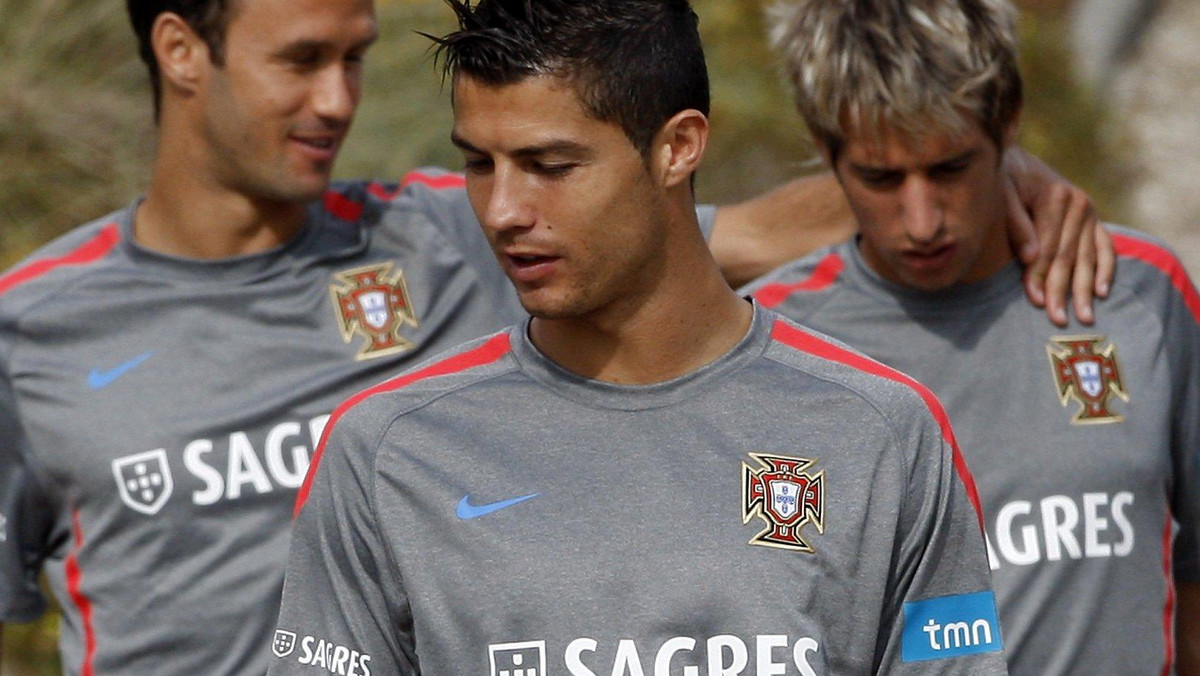 Gwiazda reprezentacji Portugalii, Cristiano Ronaldo był niezadowolony ze stanu boiska w pierwszym meczu barażowym o Euro 2012 między Portugalią a Bośnią i Hercegowiną. W rewanżu na Estadio da Luz sprzymierzeńcem gospodarzy ma być równa jak stół murawa stadiony.