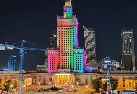 Pałac Kultury i Nauki w kolorach tęczy na znak solidarności stolicy ze społecznością LGBT+