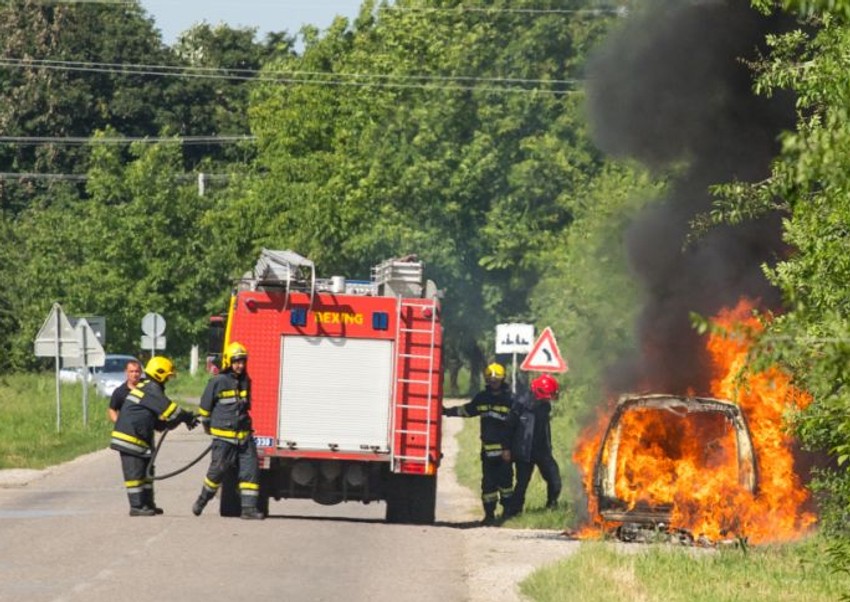 Izgoreo automobil kod Dolova