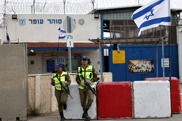 Więzienie wojskowe Ofer pod Jerozolim przed spodziewanym uwolnieniem więźniów palestyńskich