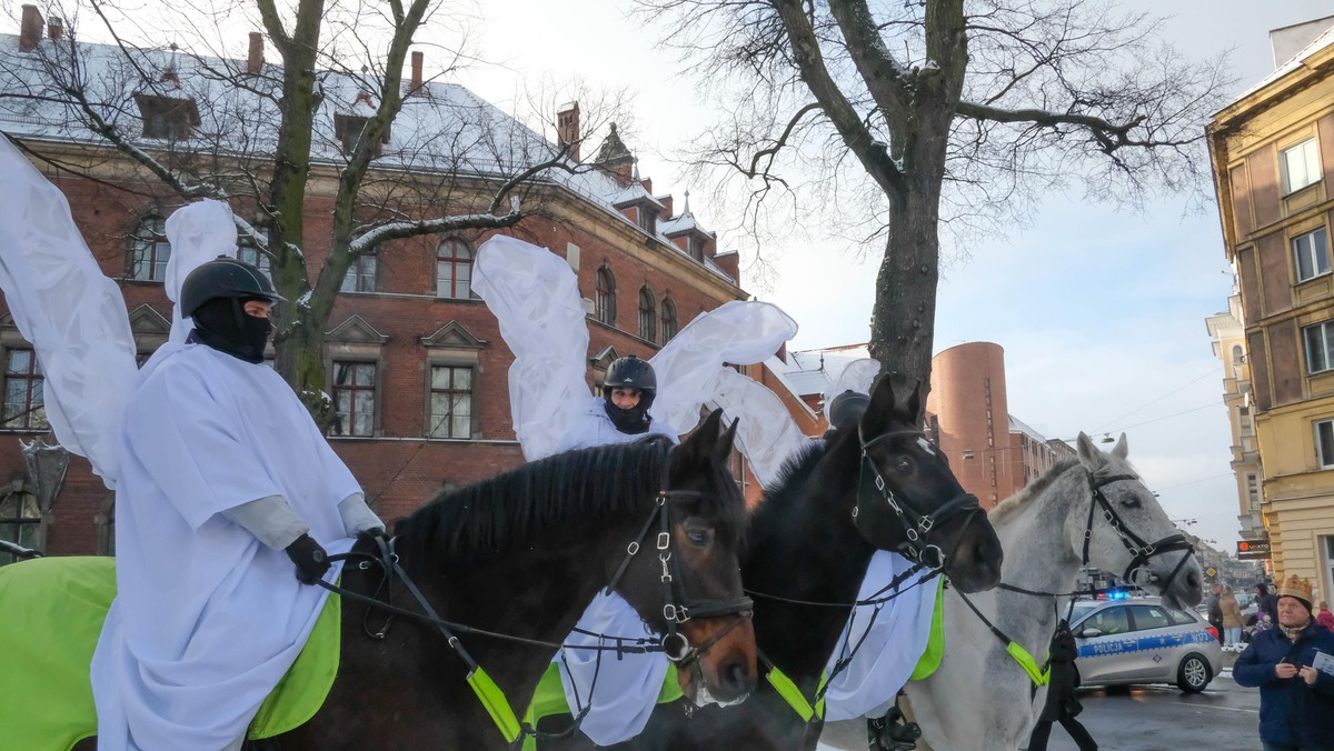 Policjanci przebrani za anioly