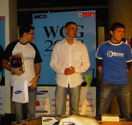 Dariusz "MeS" Kramp - zwycięzca WCG08PL WC3 w środku, po jego prawej BVG.TeRRoR
