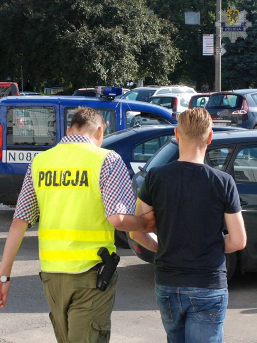 Policjanci zatrzymują 41-letniego dyrektora-oszusta