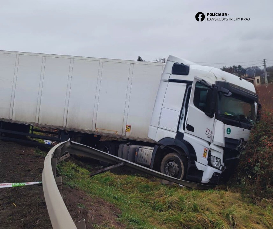 Pri Vidinej sa čelne zrazili osobné auto s nákladným.