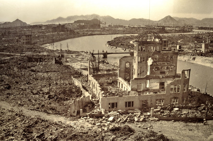 Hiroszima po zrzuceniu bomby. Fot. M M from Switzerland, Public domain, via Wikimedia Commons