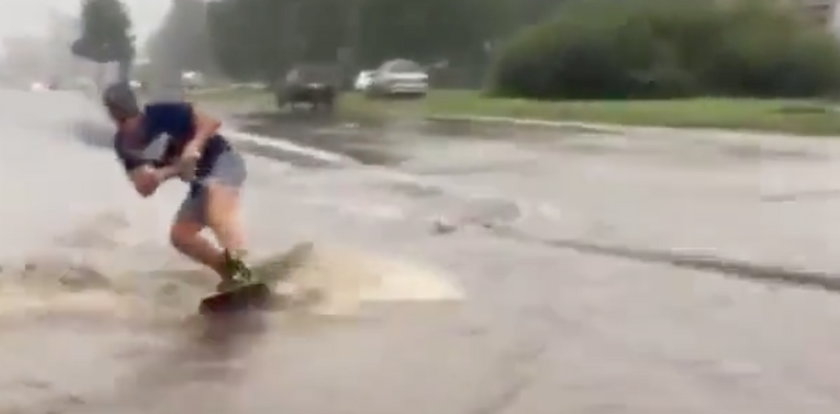 Powódź w mieście a on się bawi