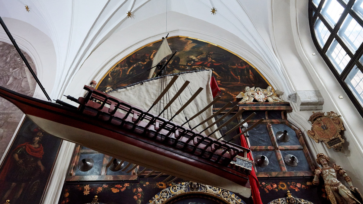 Muzeum Historyczne Miasta Gdańska przeprowadzi konserwację i remont przedproży oraz historycznych pomieszczeń w Ratuszu Głównego Miasta i Dworze Artusa. W planach jest też budowa windy na zapleczu Ratusza, która ułatwi dostęp do wnętrza zabytku osobom niepełnosprawnym.