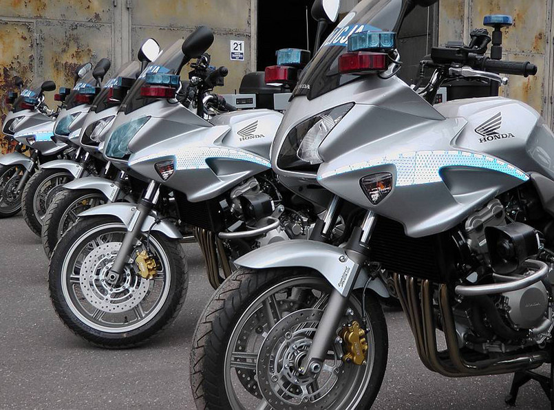 5,5 mln złotych wydała KGP na wyposażenie niemal 370 nowych motocykli honda w analogowe radiostacje
