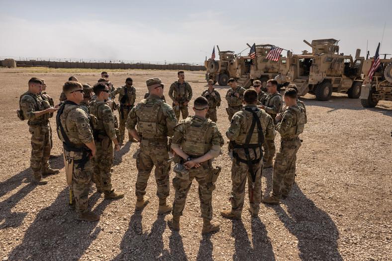  Amerykańscy żołnierze szykują się do wyjazdu na patrol. Syria, maj 2021 r.