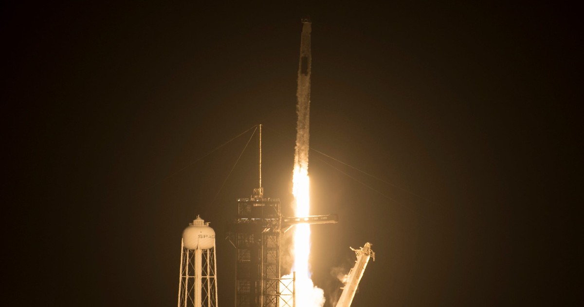 A SpaceX Starlink satellite was shown erupting in flames in video footage captured in the wake of a geomagnetic storm - Business Insider Africa