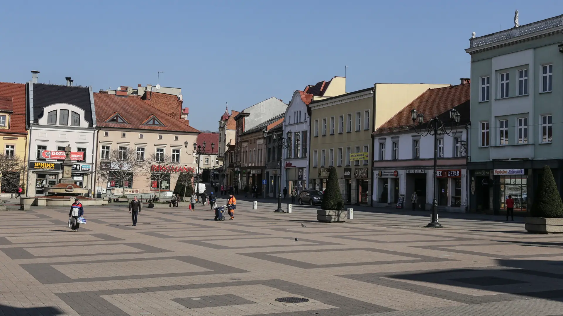 Władze Rybnika w końcu kończą z betonozą. Wcześniej myśleli, że drzewa są niemodne