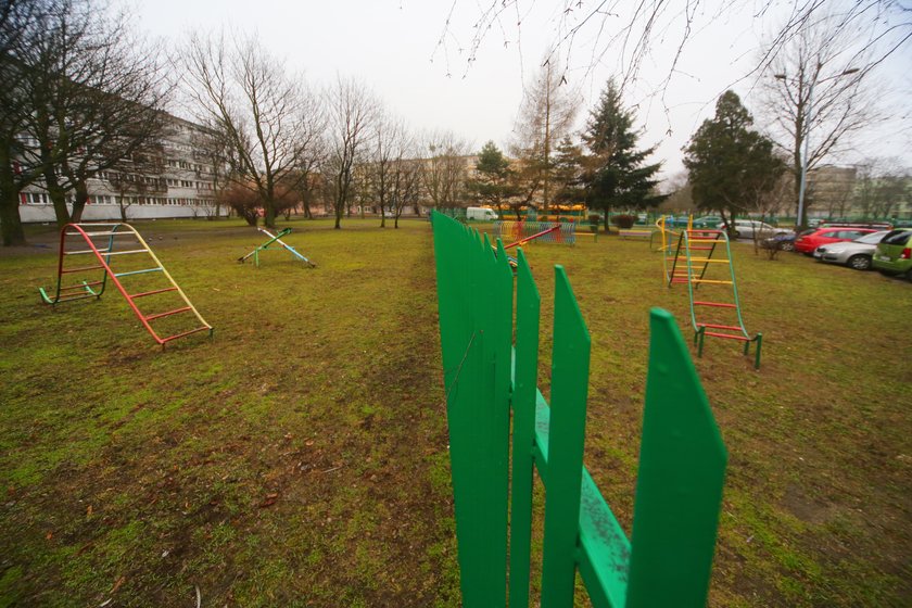 Absurd na łódzkim osiedlu. Przedzielili plac zabaw płotem