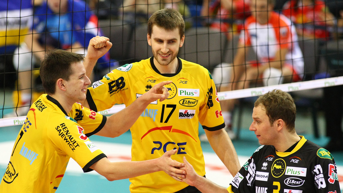 PGE Skra Bełchatów pokonała na wyjeździe Jastrzębski Węgiel 3:0 i tym samym nie pozostawiła wątpliwości kto jest obecnie najlepszym polskim zespołem. Ćwierćfinalista Ligi Mistrzów zajął pierwsze miejsce w fazie zasadniczej. Druga jest ZAKSA Kędzierzyn-Koźle, a trzecia Asseco Resovia Rzeszów.