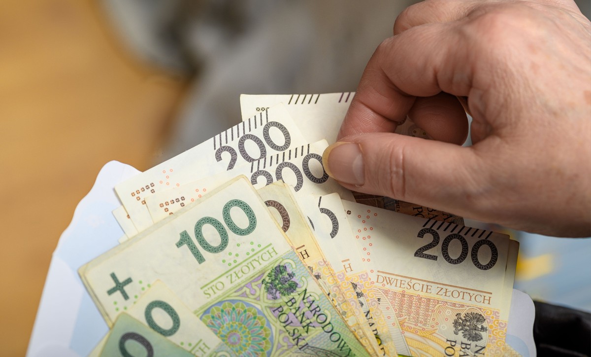 Świadczenie opiekuńcze to wsparcie finansowe przeznaczone dla osób, które z uwagi na konieczność zapewnienia stałej opieki osobie chorej, niepełnosprawnej lub w podeszłym wieku, zostały zmuszone do rezygnacji z aktywności zawodowej.
