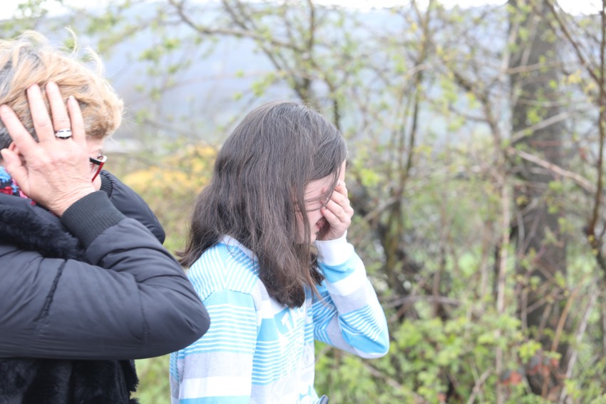 Potresni prizori ispred porodične kuće u Ripnju, 10. aprila