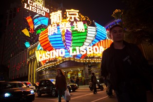 Chińskie władze walczą z nielegalnym hazardem. Kasyna wyciągają z kraju 150 mld USD rocznie