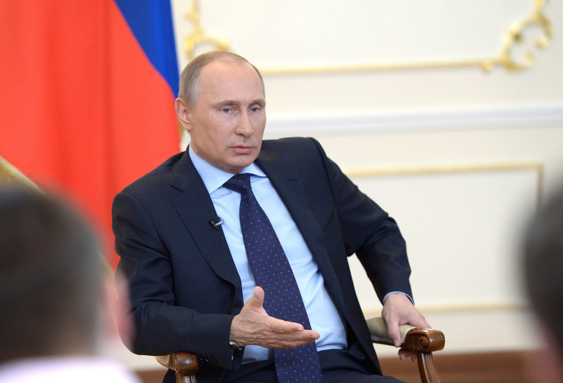 Władimir Putin zapewnia o swoim przywiązania do reguł prawa międzynarodowego. Prezydent Rosji podczas spotkania z wybranymi dziennikarzami przestrzegał przed nałożeniem sankcji na jego kraj. Mówił, że wszelkie groźby wobec Moskwy są bezproduktywne, a straty będą obustronne.