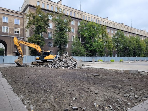 Znika beton, będą róże! Rozpoczęła się przebudowa alei Róż w Krakowie