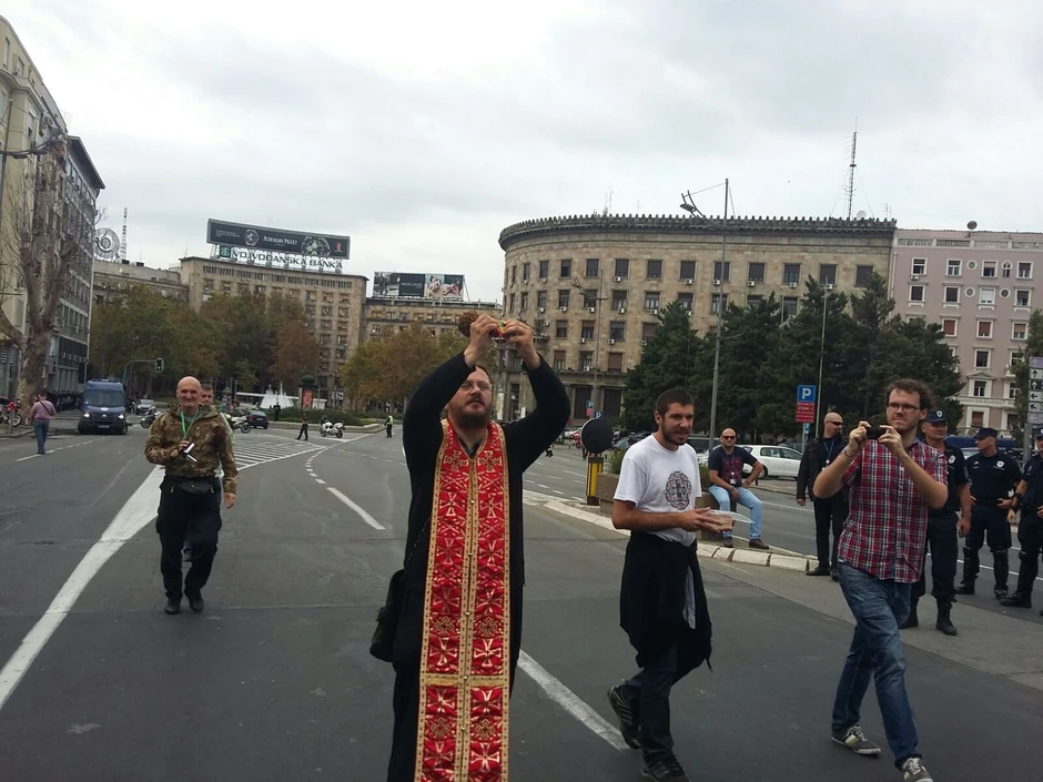 Sveštenik cepa LGBT zastavicu