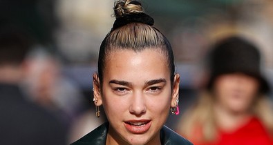 Dua Lipa malaclopó Mátrix-kabátja nagyon retró