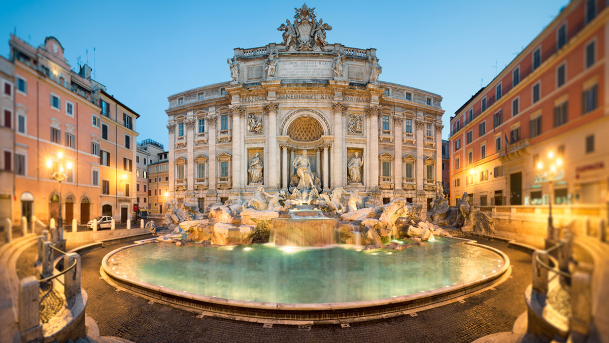 Coraz częściej turyści w Rzymie mylą fontannę di Trevi z basenem - alarmuje włoska policja. W ciągu niespełna doby funkcjonariusze ukarali surowymi grzywnami trzy osoby, które wskoczyły do fontanny uważanej za najpiękniejszą na świecie.