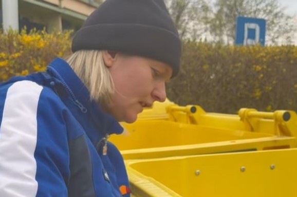 Devojka tri sata kopala po smeću i otkrila koliko je zaradila od povrata ambalaže (VIDEO)