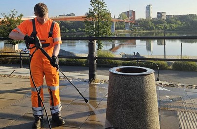 Zarząd Oczyszczania Miasta myje 5 tys. śmietników w Warszawie. Akcja obejmuje najbardziej uczęszczane miejsca