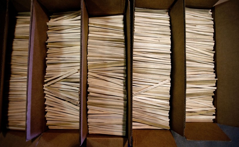 Każdego roku w Chinach zużywa się 45 mld par jednorazowych pałeczek do jedzenia, których produkcja pochłania 25 mln drzew. Z tego powodu tamtejsze władze zdecydowały się na wprowadzenie specjalnego 5 proc. podatku nakładanego na zakup jednorazowych bambusowych pałeczek. Ma to zachęcić Chińczyków do korzystania z pałeczek wielorazowych, które są wykonane z plastyku. Niestety mieszkańcy Państwa Środka wciąż wolą jeść w bardziej tradycyjny i szkodliwy dla środowiska sposób.