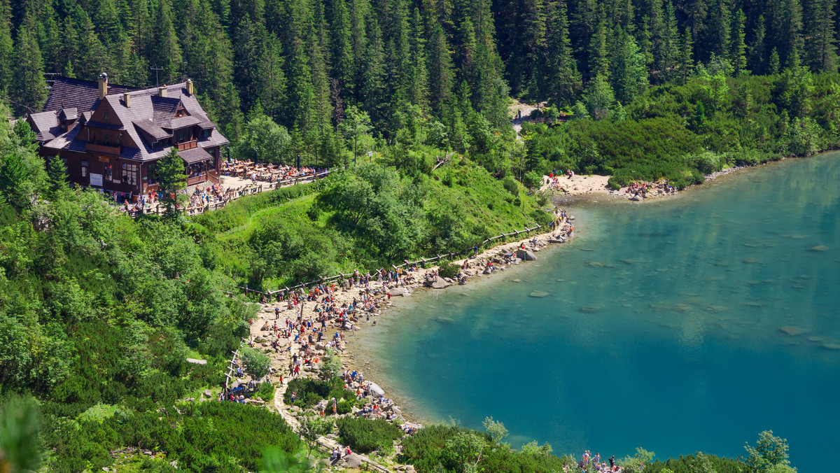 Tatry: Oblężone Morskie Oko i awantury turystów na przepełnionych parkingach