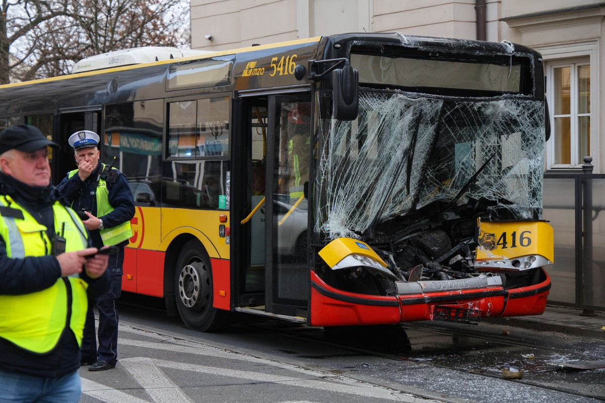 Poważny wypadek w Warszawie. Zderzyły się dwa tramwaje i autobus, 23 osoby ranne