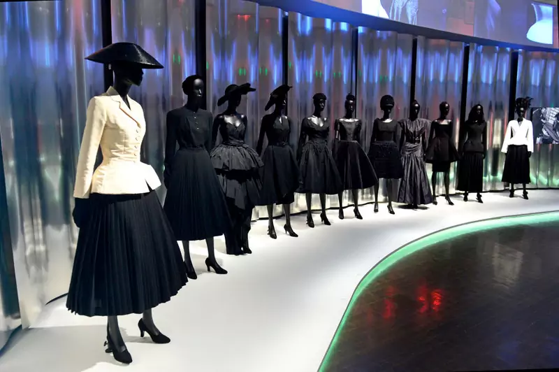 Wybrane projekty Diora z różnych dekad XX w. zaprezentowane na wystawie z okazji 70-lecia istnienia domu mody