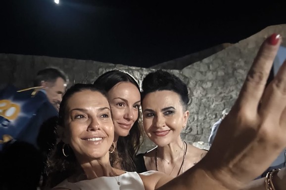 (VIDEO) NATAŠA NINKOVIĆ UGOSTILA SLOBODU MIĆALOVIĆ U RODNOM TERBINJU Zapevale sa muzičkom zvezdom pa sve podelile javno: "Iz srca i duše"