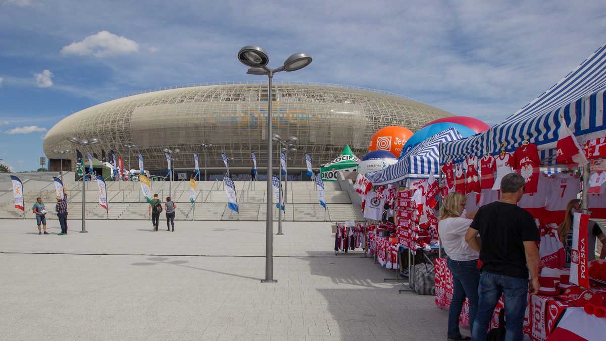 Spotkanie grupy D siatkarskich mistrzostw świata Polska 2014 pomiędzy reprezentacjami Stanów Zjednoczonych i Francji (1:3) śledziło w sobotę w Kraków Arenie 15 100 kibiców, co stanowi rekordową publiczność w hali podczas turnieju. Największą widownię zgromadził co prawda mecz otwarcia MŚ Polska Serbia (3:0), ale ten odbył się na Stadionie Narodowym.