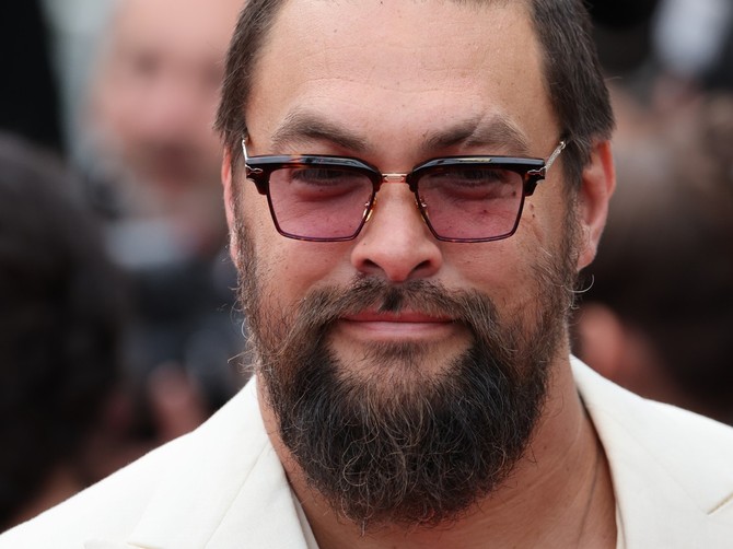 Džejson Momoa obrijao bradu posle šest godina i izgleda kao druga osoba