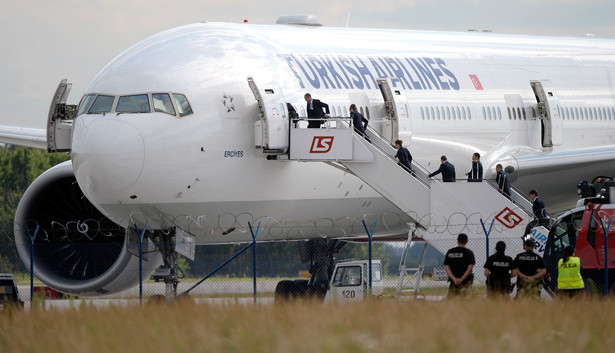 Nieplanowane lądowanie tureckiego boeinga w Warszawie. Ostrzeżenie o bombie