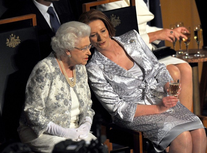 Elżbieta II i premier Julia Gillard w parlamencie autralijskim