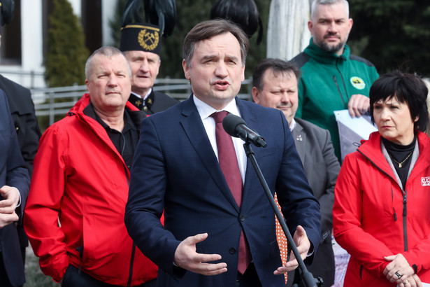 Zbigniew Ziobro podczas konferencji prasowej na terenie Kopalni Węgla Brunatnego Bełchatów