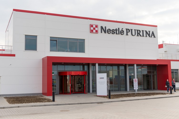 Nestlé planuje w br. zainwestować kolejne 153 mln zł w otwartą dziś fabrykę Purina PetCare w Nowej Wsi Wrocławskiej. Dotychczasowe nakłady na fabrykę i centrum dystrybucyjne wyniosły 300 mln zł, podała firma. <br><br>fot. (mk/mr) PAP/Maciej Kulczyński