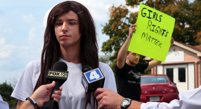 U.S. to schools: Give transgender students bathroom rights
