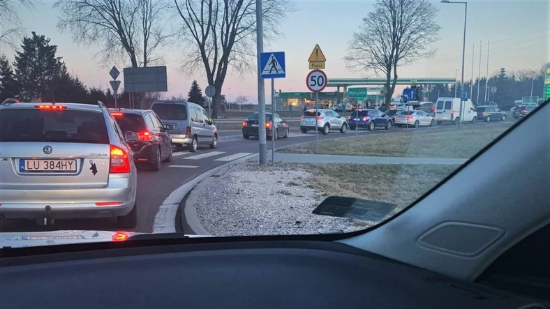 Kolejka przed stacją BP w Kozubszczyźnie pod Lublinem