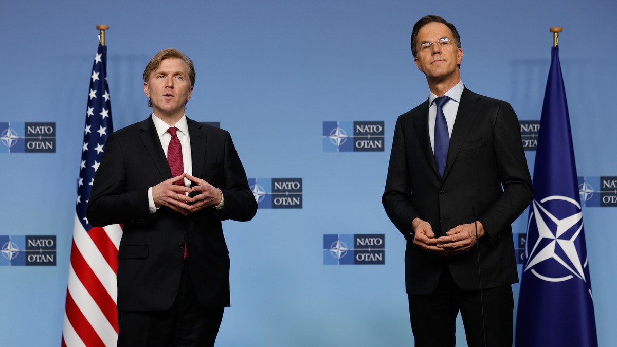 Elbridž Kolbi i Mark Rute uoči sastanka NATO u Briselu 12. februara