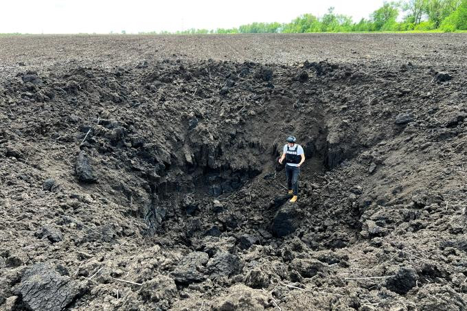 Reporter "Die Welt" Ibrahim Naber w kraterze po bombie lotniczej w ukraińskim mieście Hulajpole