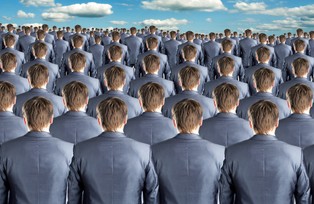 Tak ludzie zamieniają się w roboty. Oto etapy stawania się urzędnikiem