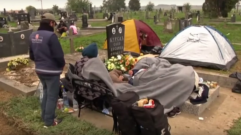 Śpią na grobach. Przerażający obóz uchodźców 