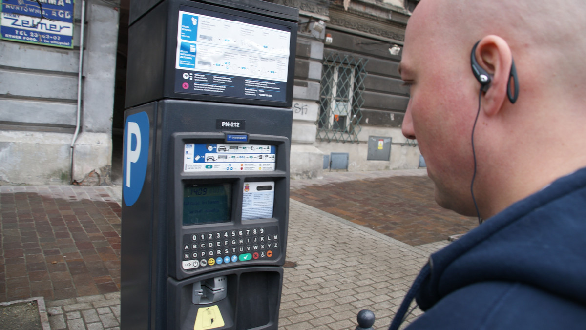 Kraków z naruszeniem prawa pobierał opłaty za parkowanie na Kazimierzu. Tak wynika z pisma wojewody małopolskiego skierowanego do dyrektora Zarządu Infrastruktury Komunalnej i Transportu. Przedstawiciele miejskiej jednostki z takim osądem się nie zgadzają. Uważają, że nie doszło do złamania prawa. Dodają także, że nie udało się wymalować części miejsc postojowych ze względu na warunki atmosferyczne.